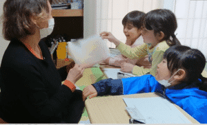たくさん英語にふれてほしいから、少人数でレッスンしています